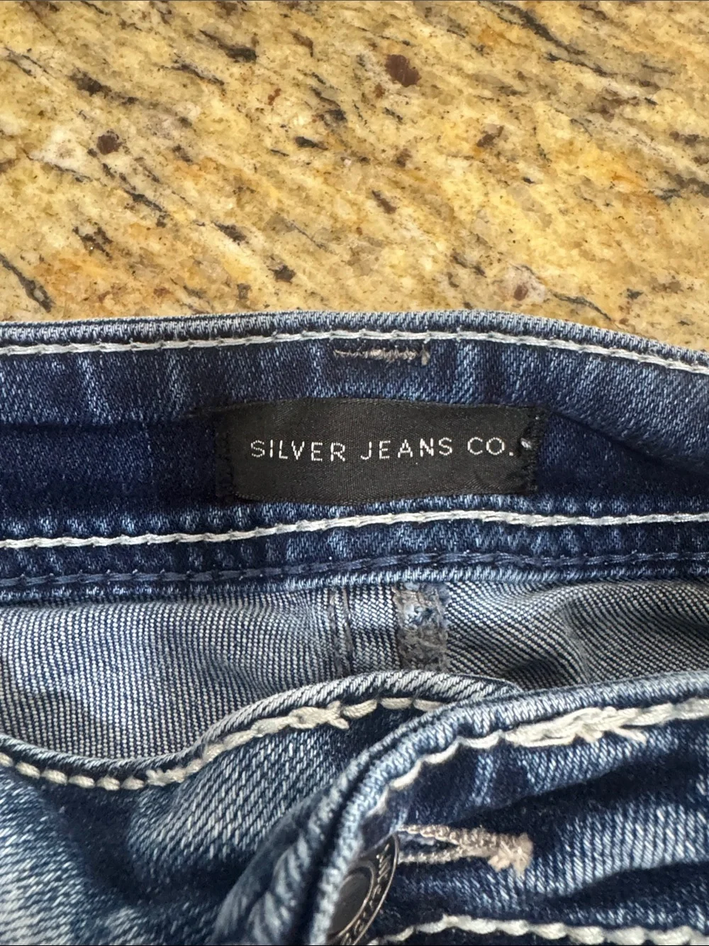 Silver Jeans Women’s Straight Leg Jeans in Medium Blue Wash 27/33